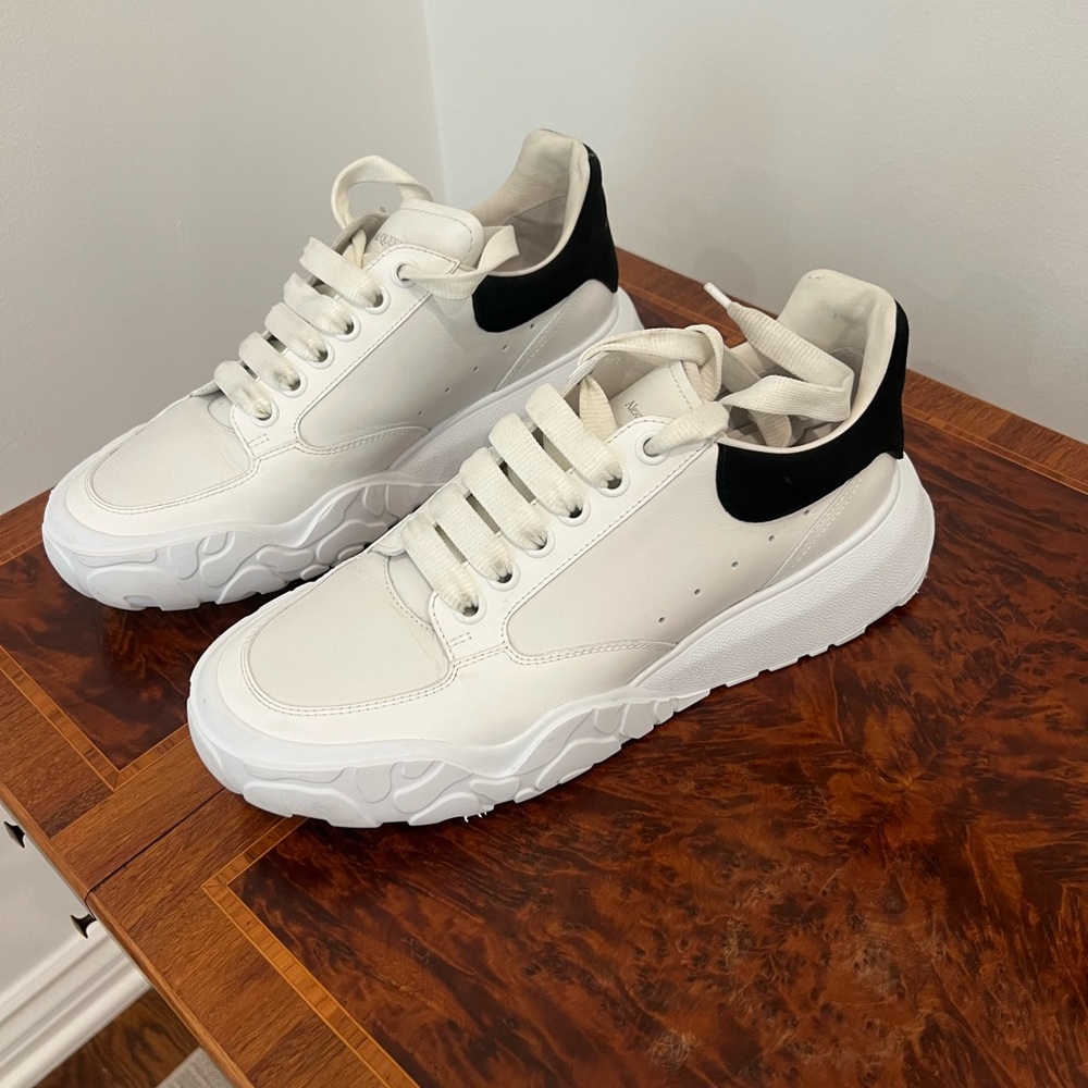 Women's Oversized Sneaker in White/black